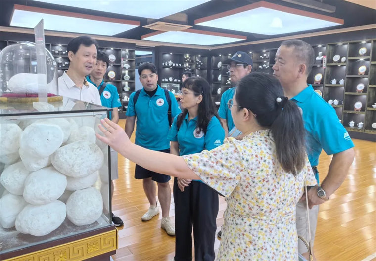 日本鹿儿岛市代表团访问大球泥瓷艺
