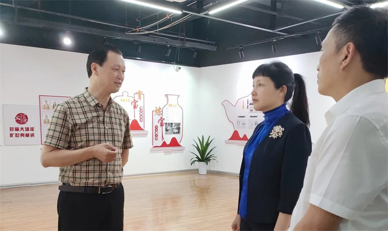 怀化副市长韩晓波一行到大球泥集团考察