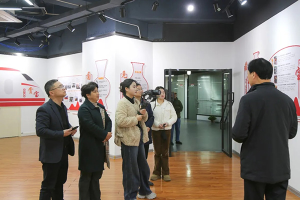 共话媒企合作新路径：怀化日报社社长周依琴一行到访大球泥瓷艺